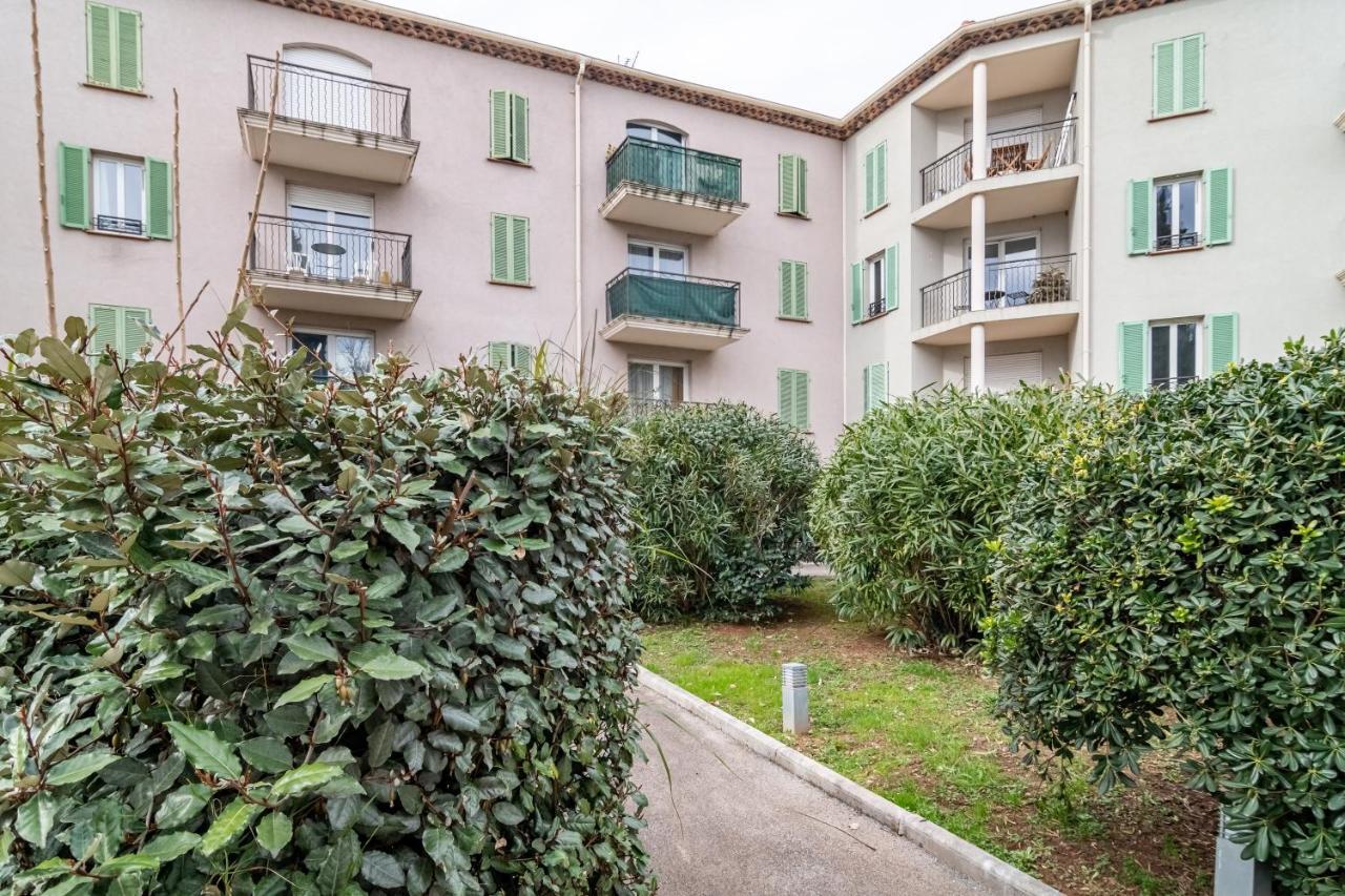 Le Laury Apartment Le Luc Exterior photo